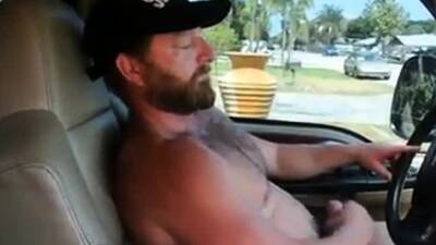 Muscle bear daddy cumming in truck - icpvid.com