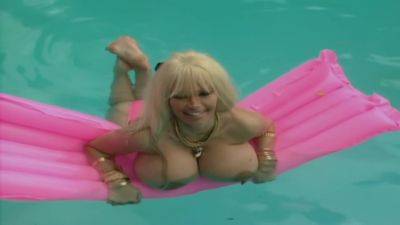 Lolo Ferrari In At The Poll - upornia