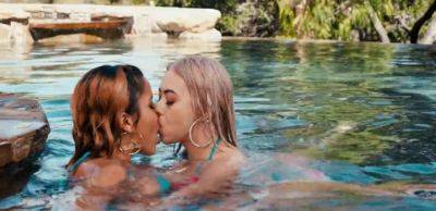 Lesbian Babes Swim And Eat Pussy - inxxx.com