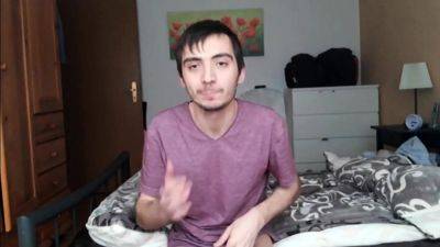 Heier Twink-Striptease mit Handjob vor der Webcam - drtuber